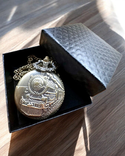 Taskukello Ajan Veturi kaiverruksella, lahjaksi, junateemalla