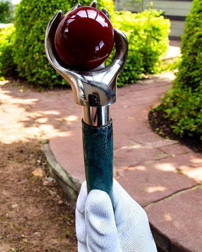 Kävelykeppi "Królewska Dłoń" – käsintehty luonnollisella nahalla, mahdollisuus personoida kaiverruksella