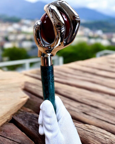 Kävelykeppi "Królewska Dłoń" – käsintehty luonnollisella nahalla, mahdollisuus personoida kaiverruksella