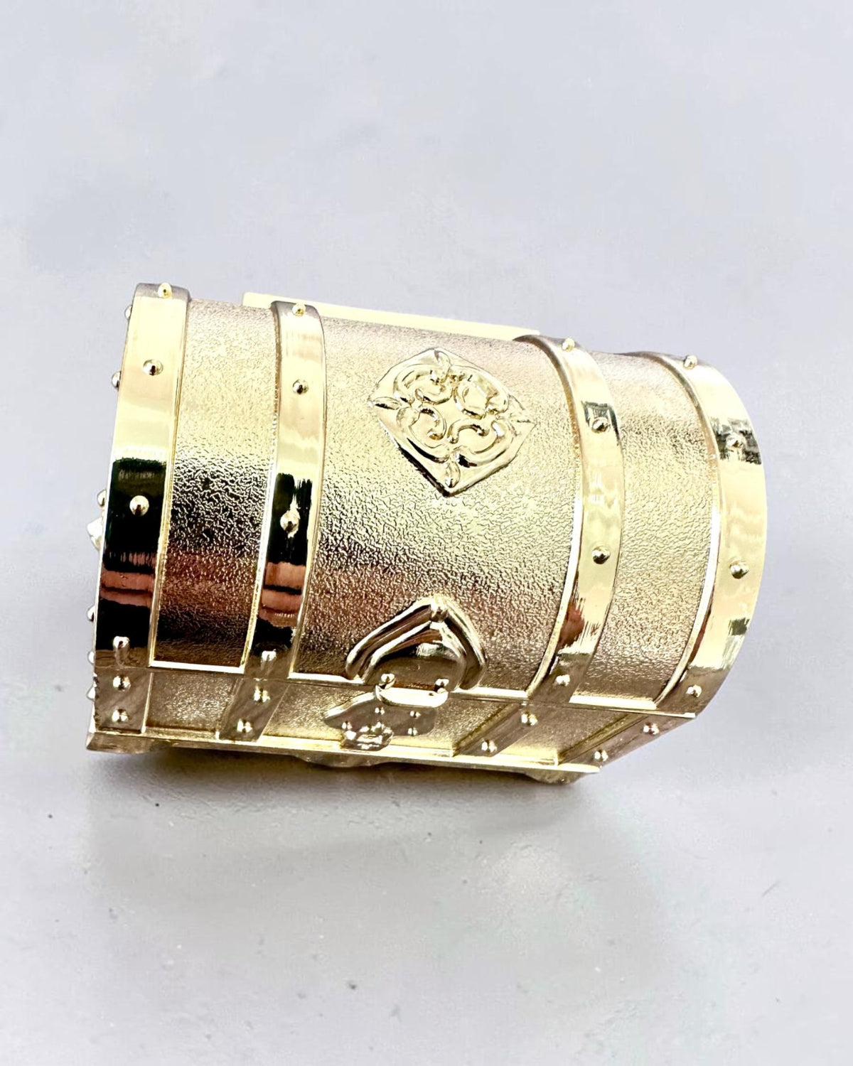 Retrotyylinen metallinen aarrearkku kaiverruksella – hopeanhohtoinen rasia 7x5x5 cm