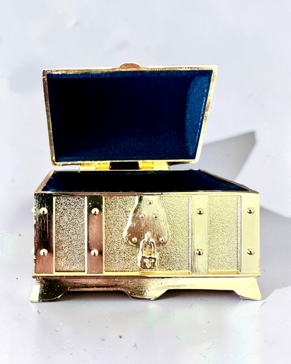 Retrotyylinen metallinen aarrearkku kaiverruksella – hopeanhohtoinen rasia 7x5x5 cm