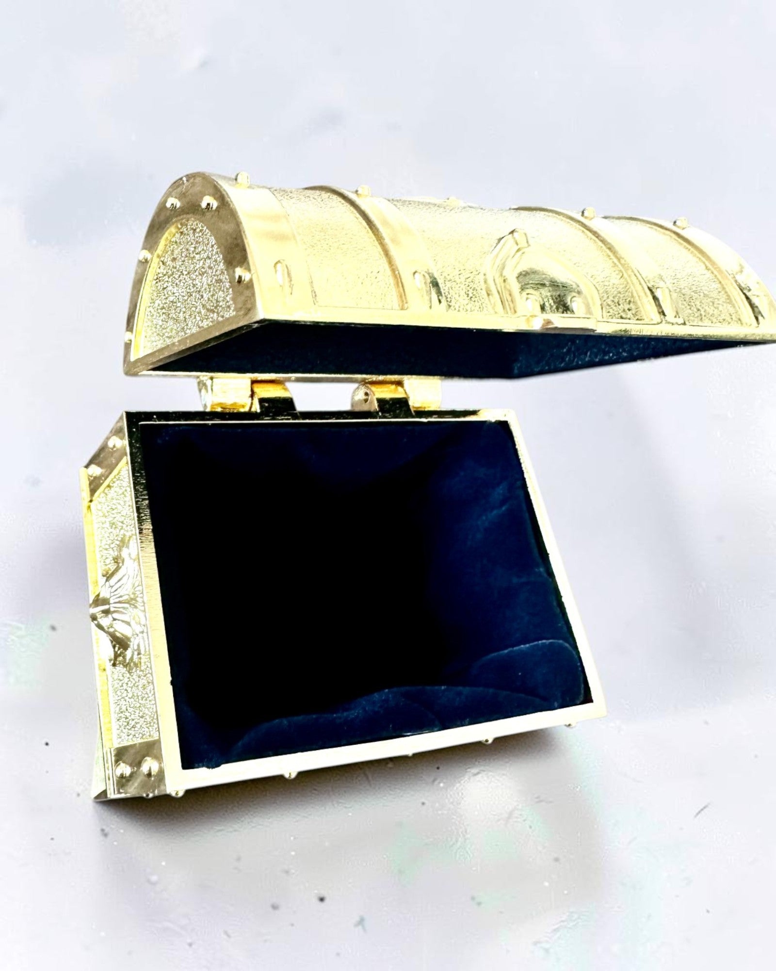 Retrotyylinen metallinen aarrearkku kaiverruksella – hopeanhohtoinen rasia 7x5x5 cm