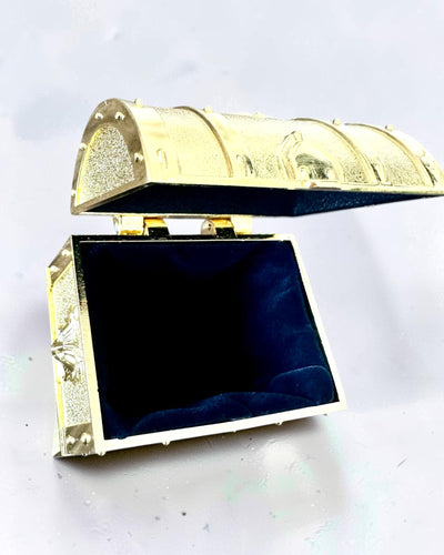 Retrotyylinen metallinen aarrearkku kaiverruksella – hopeanhohtoinen rasia 7x5x5 cm