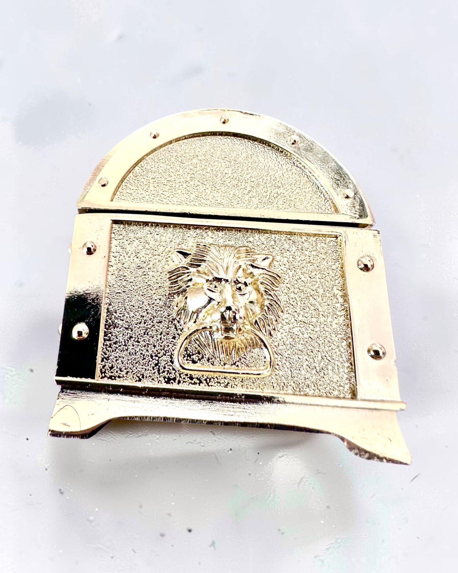 Retrotyylinen metallinen aarrearkku kaiverruksella – hopeanhohtoinen rasia 7x5x5 cm