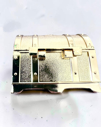 Retrotyylinen metallinen aarrearkku kaiverruksella – hopeanhohtoinen rasia 7x5x5 cm