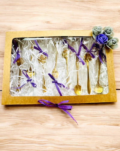 "Kwiatowa Rapsodia" -lusikkasetti - personointi kaiverruksella lahjaksi, 2 vaihtoehtoa valittavana