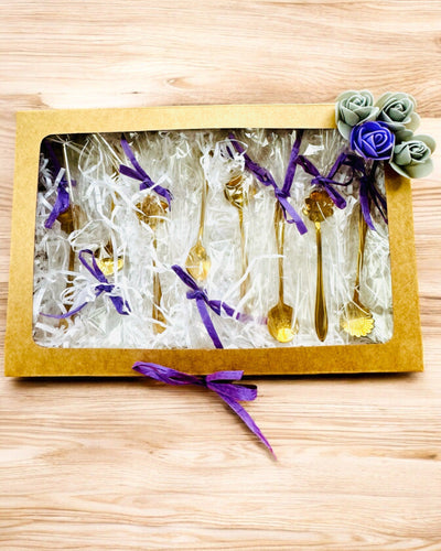 "Kwiatowa Rapsodia" -lusikkasetti - personointi kaiverruksella lahjaksi, 2 vaihtoehtoa valittavana