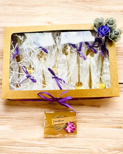 "Kwiatowa Rapsodia" -lusikkasetti - personointi kaiverruksella lahjaksi, 2 vaihtoehtoa valittavana