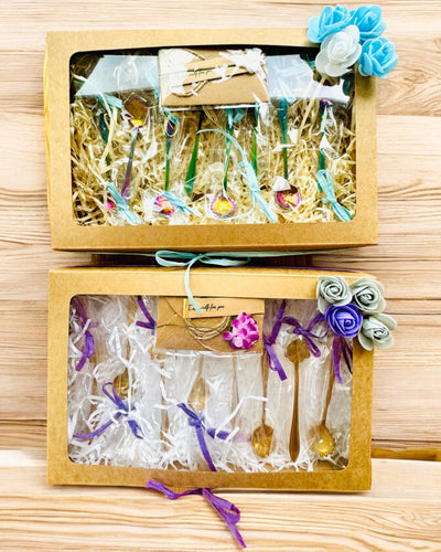 "Kwiatowa Rapsodia" -lusikkasetti - personointi kaiverruksella lahjaksi, 2 vaihtoehtoa valittavana