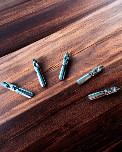 Kalligrafiakynä "Steampunk-tyylinen Eleganssi" Kalkkunan Sulalla - Käsintehty, 5 vaihtoehtoa valittavana, personointi kaiverruksella lahjaksi