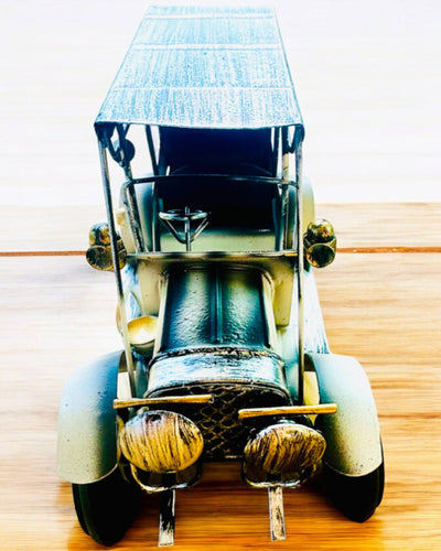 Klassinen Retro-auton malli - kolme vaihtoehtoa kaiverrusmahdollisuudella lahjaksi