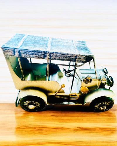 Klassinen Retro-auton malli - kolme vaihtoehtoa kaiverrusmahdollisuudella lahjaksi