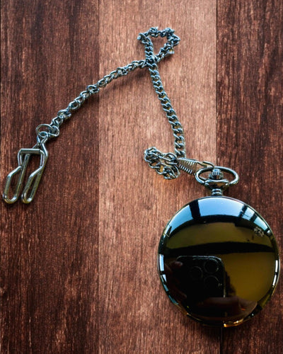 Klassinen taskukello roomalaisilla numeroilla ja ketjulla, kvartsikoneisto, musta kiilto - väri musta