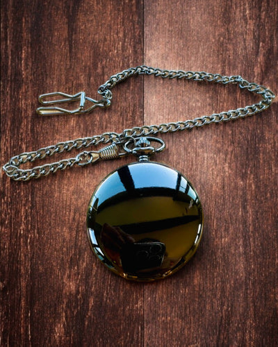 Klassinen taskukello roomalaisilla numeroilla ja ketjulla, kvartsikoneisto, musta kiilto - väri musta