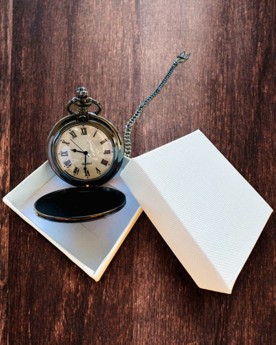 Klassinen taskukello roomalaisilla numeroilla ja ketjulla, kvartsikoneisto, musta kiilto - väri musta