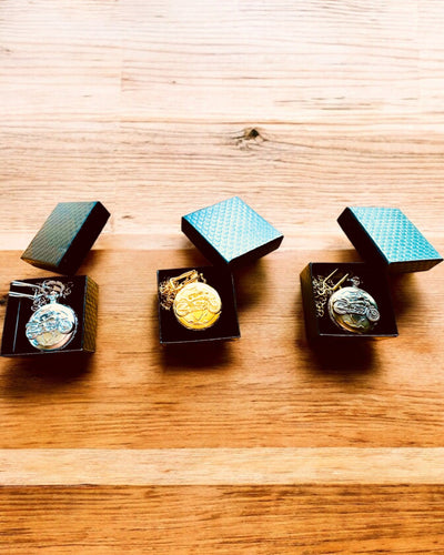 Taskukello "Motocykli Elegancik 2" – Kaiverrus lahjaksi, 3 värivaihtoehtoa