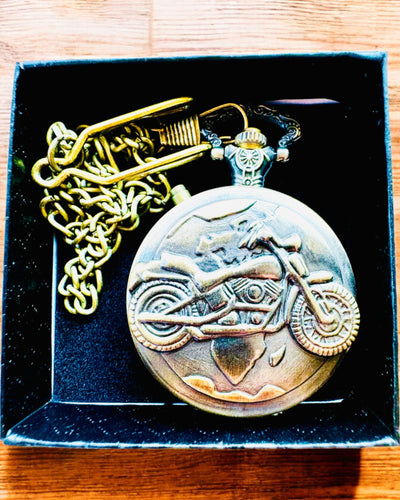 Taskukello "Motocykli Elegancik 2" – Kaiverrus lahjaksi, 3 värivaihtoehtoa