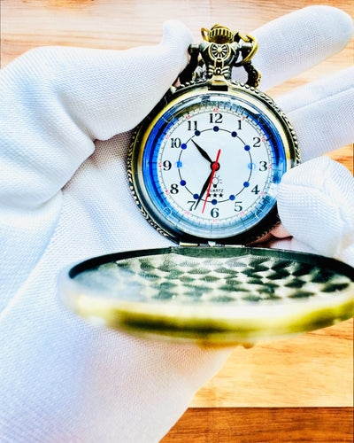 Taskukello "Motocykli Elegancik 2" – Kaiverrus lahjaksi, 3 värivaihtoehtoa