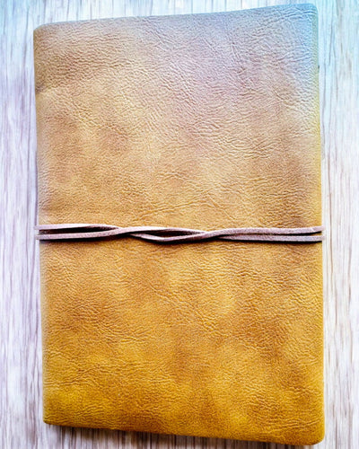 "Syksyn Lehdet" muistikirja, A5-koko, mahdollisuus personointiin kaiverruksella lahjaksi