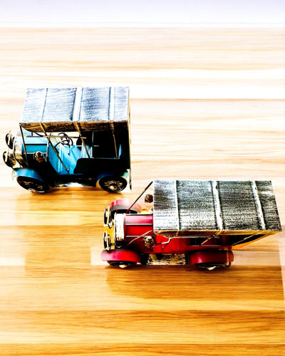 Klassinen Retro-auton malli - kolme vaihtoehtoa kaiverrusmahdollisuudella lahjaksi