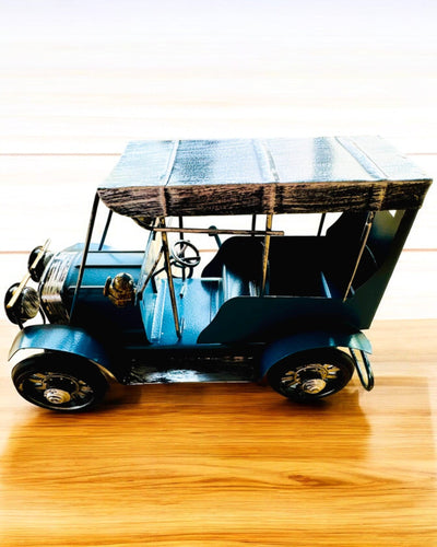 Klassinen Retro-auton malli - kolme vaihtoehtoa kaiverrusmahdollisuudella lahjaksi