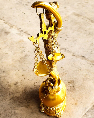 Oikeuden jumalattaren patsas – Taiteellinen koriste hyllylle, hartsikäsityö, personointi kaiverruksella