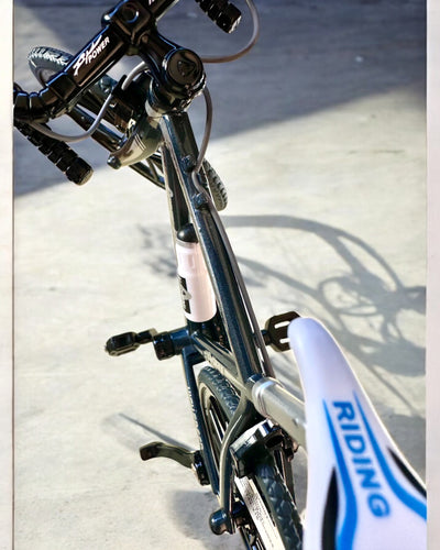 Metallinen pienoismalli punainen polkupyörä "SpeedMaster" kaiverruksella lahjaksi, 2 värivaihtoehtoa