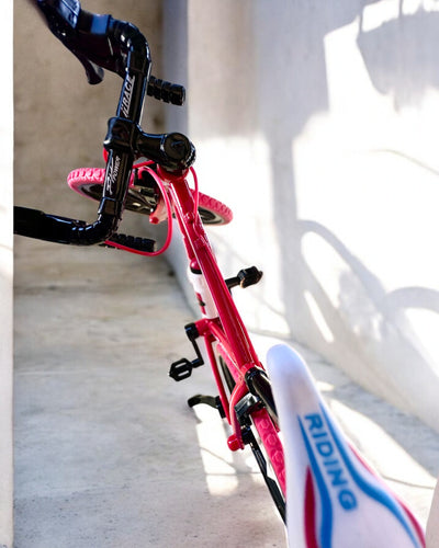 Metallinen pienoismalli punainen polkupyörä "SpeedMaster" kaiverruksella lahjaksi, 2 värivaihtoehtoa