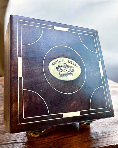 Suuri puinen laatikko sekstantille tai premium-kompassille "Mariner's Legacy" kaiverrusmahdollisuudella