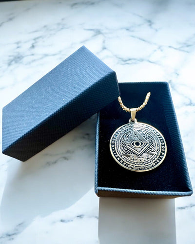 Talismaani Salaperäisestä Voimasta - Kaulakoru Kaiverruksella, 2 värivaihtoehtoa valittavana