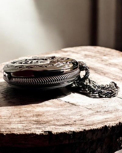 Taskukello "Czas Mistrzów" - Premium Edition kaiverrusmahdollisuudella