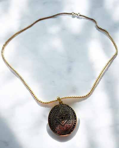 Talismaani Salaperäisestä Voimasta - Kaulakoru Kaiverruksella, 2 värivaihtoehtoa valittavana