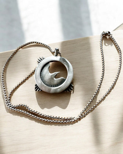 Amulet Stalowego Sokoła - Kaulakoru kaiverruksella, inspiroituna kelttiläisestä taiteesta, lahjaksi
