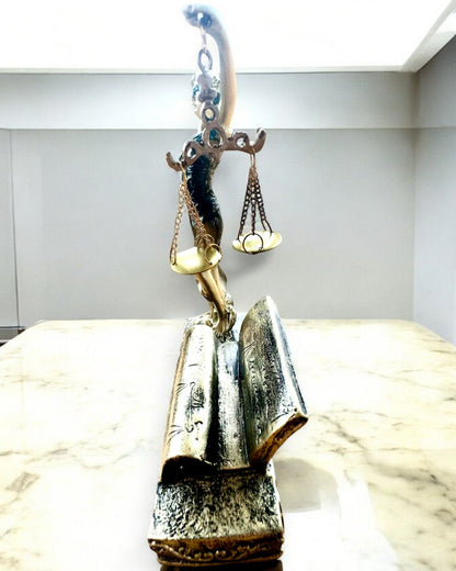 Patsas "Justicia 2" - Oikeuden jumalatar – Taiteellinen koriste hyllylle, hartsikäsityö, personointi kaiverruksella