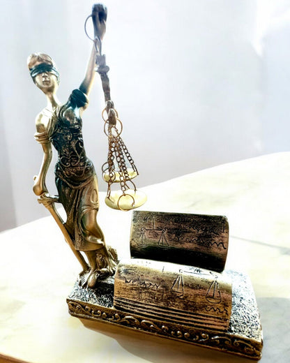 Patsas "Justicia 2" - Oikeuden jumalatar – Taiteellinen koriste hyllylle, hartsikäsityö, personointi kaiverruksella