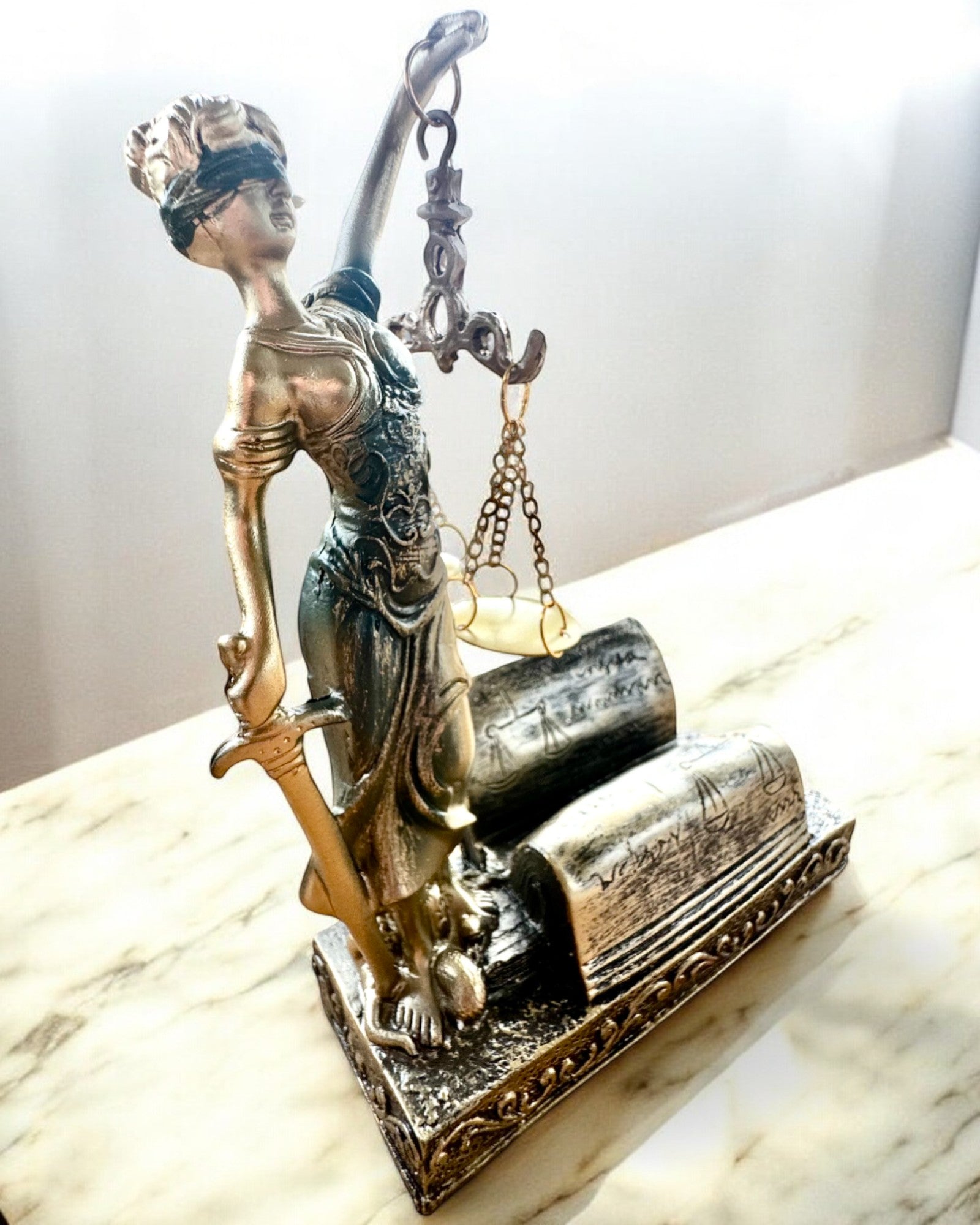 Patsas "Justicia 2" - Oikeuden jumalatar – Taiteellinen koriste hyllylle, hartsikäsityö, personointi kaiverruksella