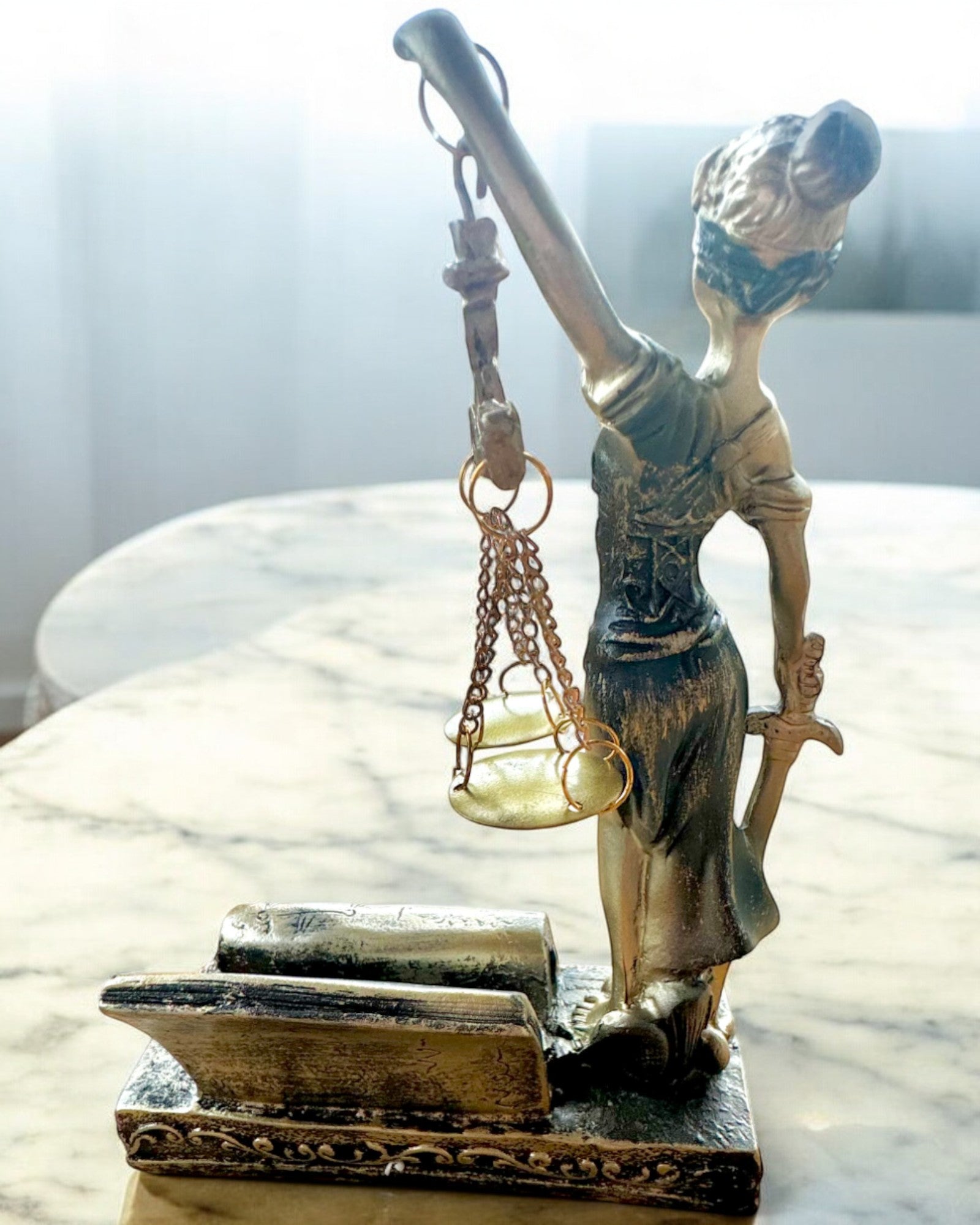 Patsas "Justicia 2" - Oikeuden jumalatar – Taiteellinen koriste hyllylle, hartsikäsityö, personointi kaiverruksella