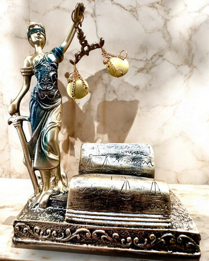 Patsas "Justicia 2" - Oikeuden jumalatar – Taiteellinen koriste hyllylle, hartsikäsityö, personointi kaiverruksella