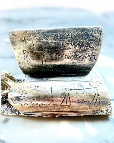 Patsas "Justicia 2" - Oikeuden jumalatar – Taiteellinen koriste hyllylle, hartsikäsityö, personointi kaiverruksella