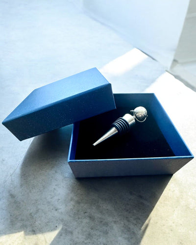 GloboStop - Viinipullon korkki kaiverruksella, mahdollisuus personoida kaiverruksella lahjaksi