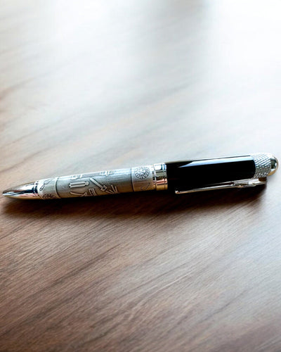 Tyylikäs "Mistrzowska Harmonia" -kuulakärkikynä kaiverrusmahdollisuudella - Symboliset motiivit, Antiikin hopea, mahdollisuus personoida kaiverruksella lahjaksi