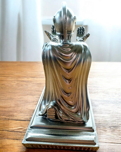 Ritarin puhelin- tai kynäteline, mahdollisuus personointiin kaiverruksella lahjaksi