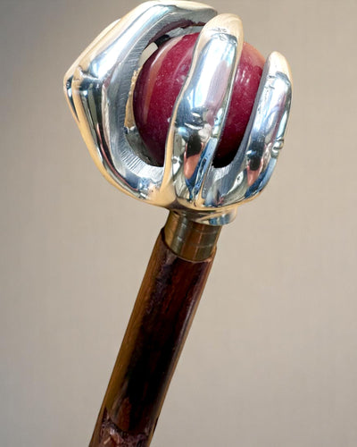 Kävelykeppi "Kuningaskäsi" – käsin veistetty intialaisesta mangopuusta, mahdollisuus personoida kaiverruksella