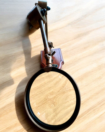 Käsityöläisen suurennuslasi "Royal Magnifier" jalustalla ja säädettävällä pidikkeellä - mahdollisuus personointiin kaiverruksella lahjaksi