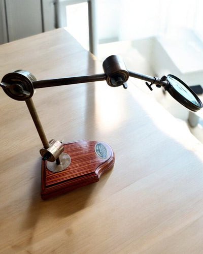 Käsityöläisen suurennuslasi "Royal Magnifier" jalustalla ja säädettävällä pidikkeellä - mahdollisuus personointiin kaiverruksella lahjaksi