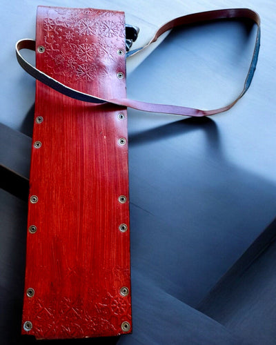 Nahkainen kotelo, suojus kävelykepille - mahdollisuus personointiin kaiverruksella lahjaksi