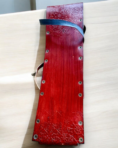 Nahkainen kotelo, suojus kävelykepille - mahdollisuus personointiin kaiverruksella lahjaksi