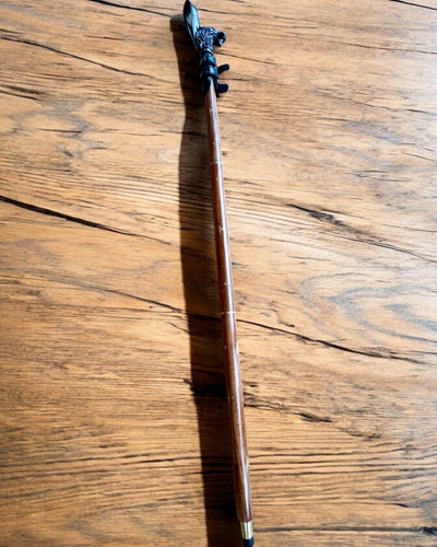 'Musta Pantteri -suojus kävelykepille kaiverrusmahdollisuudella - Käsintehty luonnonnahasta'