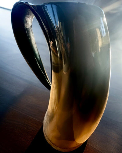 Kompakti, 350 ml, Kaiverrettu Mestarityö Tuoppi, jossa mahdollisuus personointiin kaiverruksella - 2 värivaihtoehtoa