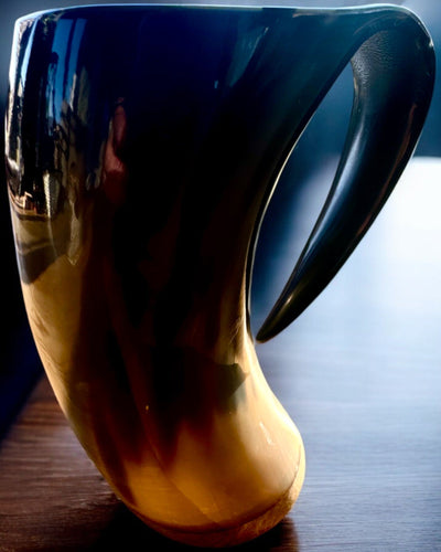 Kompakti, 350 ml, Kaiverrettu Mestarityö Tuoppi, jossa mahdollisuus personointiin kaiverruksella - 2 värivaihtoehtoa